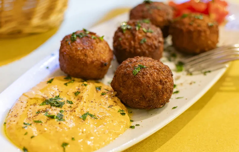 Polpette di piselli bio con crema di peperoni gialli