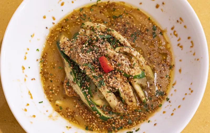 Spezzatino di tempeh bio con curry e zucchine